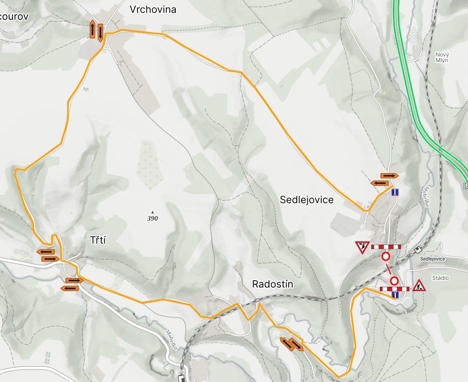 Mapa objížďky při uzavírce mostu v Sedlejovicích: objízdná trasa přes Vrchovinu, Třtí a Radostín