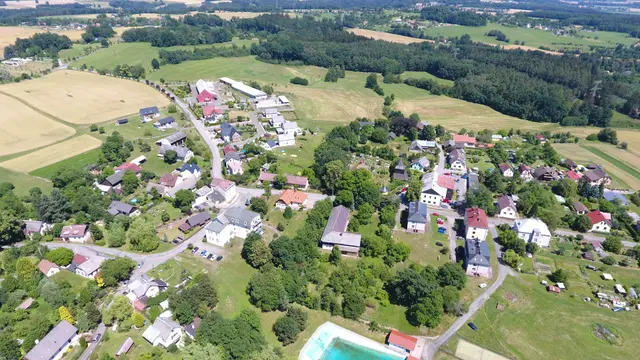 Vlastibořice shora: střed obce, dole vodní nádrž