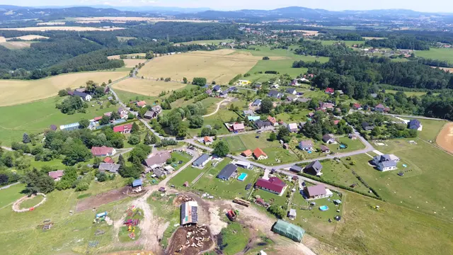 Jivina shora s ohradou a zemědělským dvorem v popředí