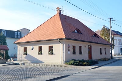 Budova obecního úřadu Vlastibořice s oranžovou střechou